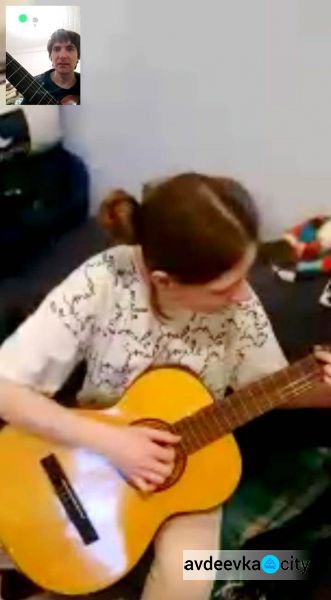 В музичній школі Авдіївки продовжують навчати дітей в онлайн форматі (ФОТОФАКТ)