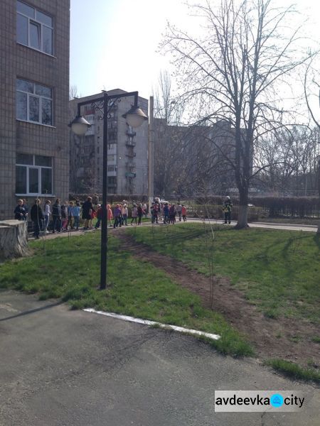В Авдеевке сегодня эвакуировали детей: подробности и фото