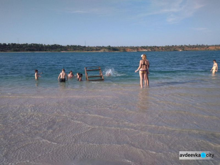 Пляжный сезон в Авдеевке : за что берут плату на песочном карьере (ФОТО)