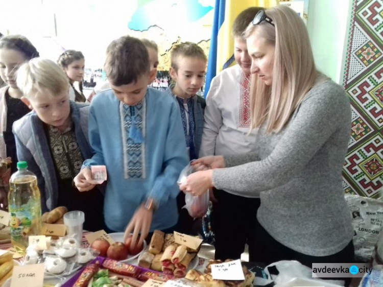 В одной из школ Авдеевки устроили вкусную ярмарку (ФОТО)