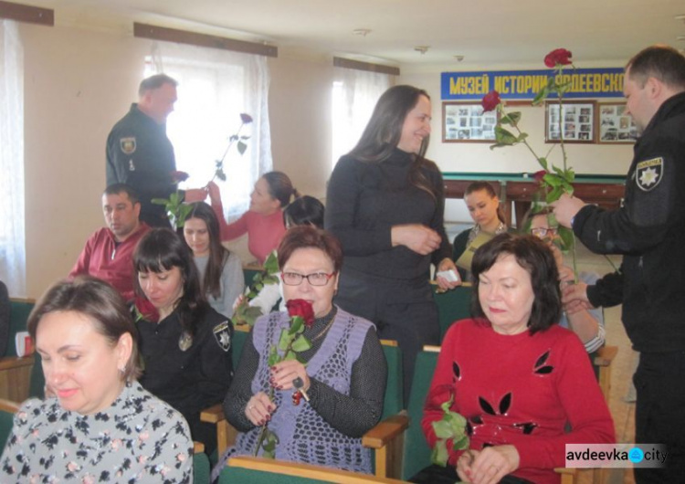 В Покровской оперзоне поздравили женщин-полицейских (ФОТО)