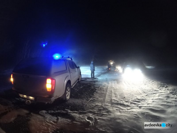 На Донетчине спасатели за сутки 30 раз вызволяли водителей из снежных ловушек на дорогах (ФОТО)