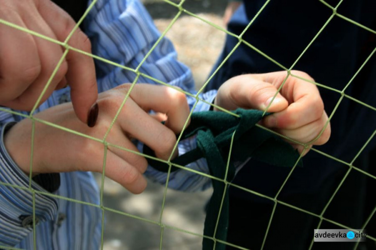 У школах Авдіївки плетуть “Павутинки життя” для військових (ФОТО)