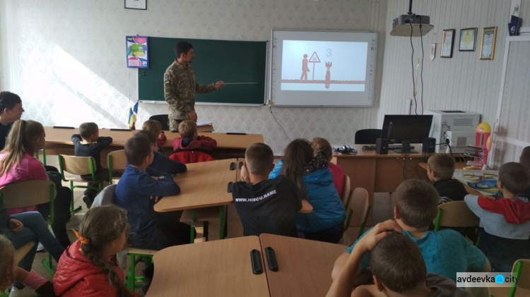 Авдеевские «симики» рассказали школьникам о боеприпасах (ФОТО)