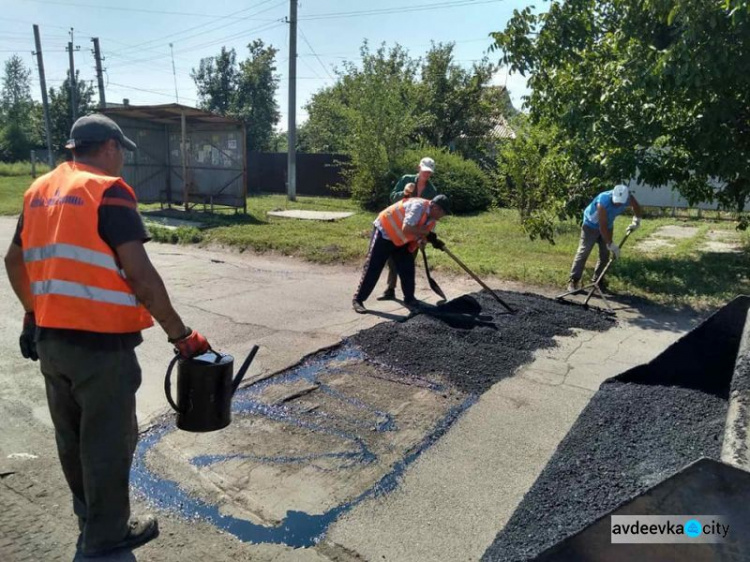 В Авдеевке коммунальная служба продолжает ремонтировать дороги в старой части города