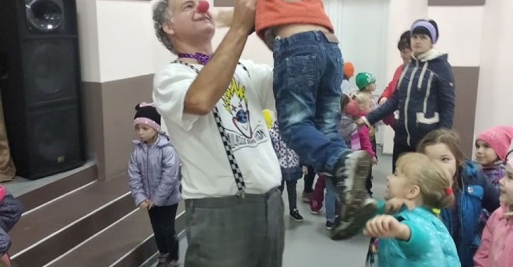 "Клоуны без границ" прибыли в прифронтовую Авдеевку (ФОТО)