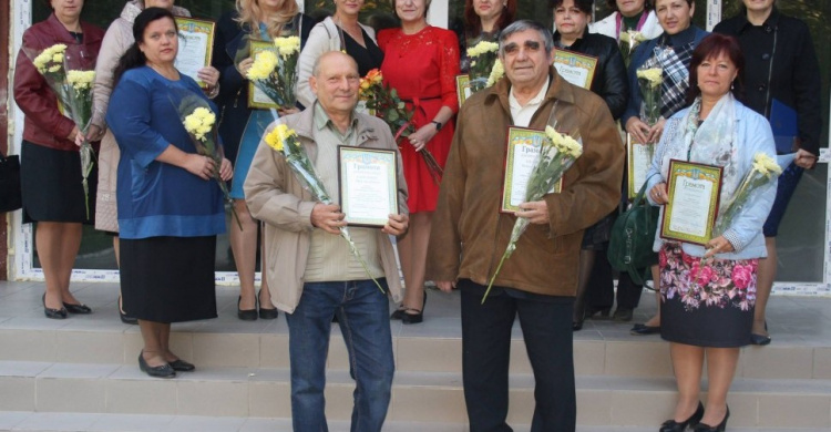 В Авдеевке наградили работников образования (ФОТО)