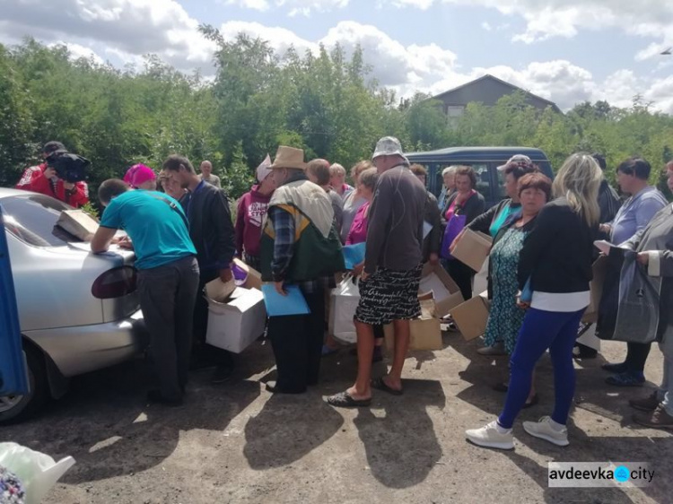 Более 700 семей в 24 прифронтовых поселках на Донбассе  получили цыплят и комбикорм (ФОТО)