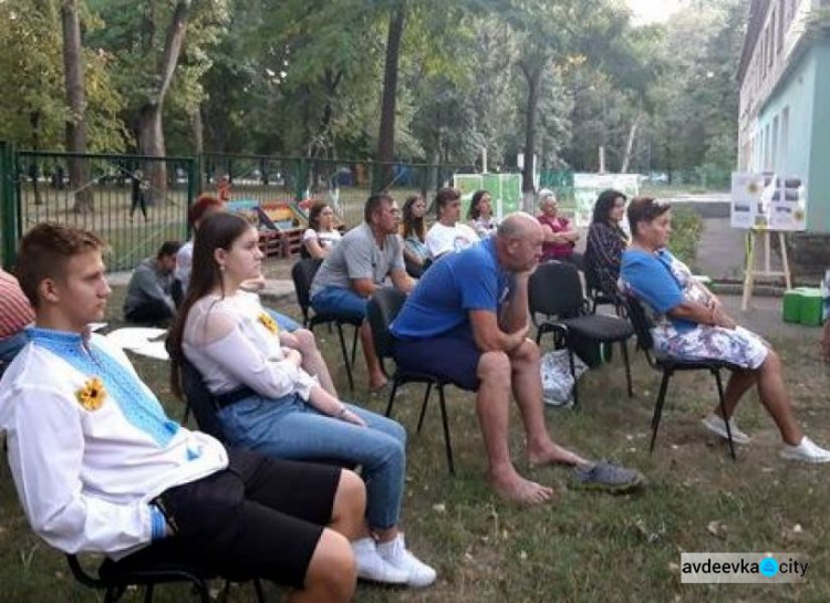 В Авдеевке провели патриотическую акцию «Живые, пока помним»