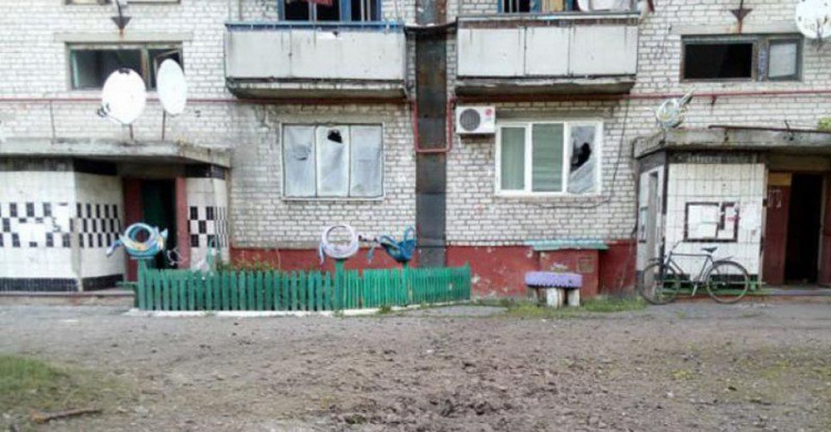 Боевики ночью нанесли удар по Майорску: повреждены три дома (ФОТО)