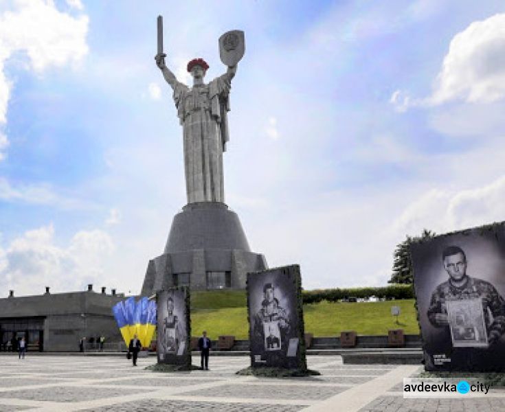 В Киеве развернут ко Дню Независимости самый большой флаг