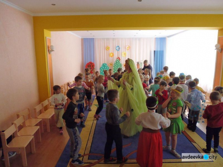 Авдеевские дети превратились в первоцветы (ФОТО)