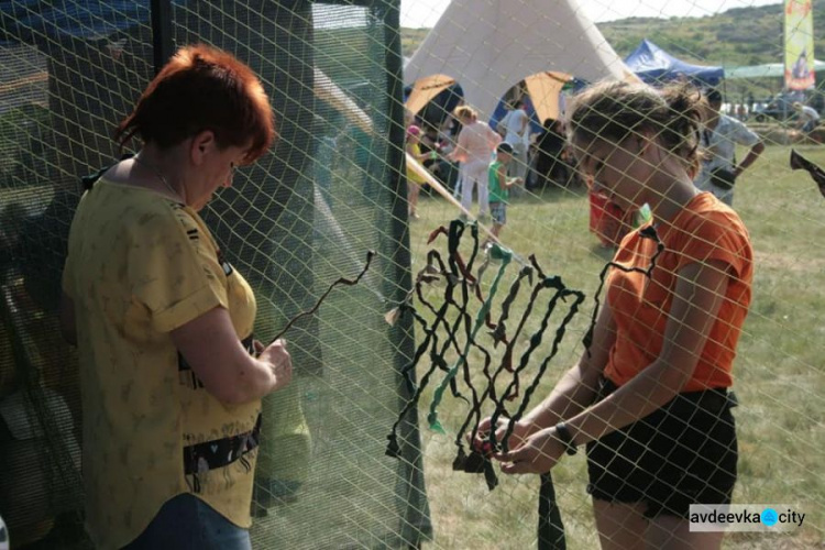 Представители Авдеевки на фестивале плели маскировочные сетки и собирали деньги на дрон (ФОТО)