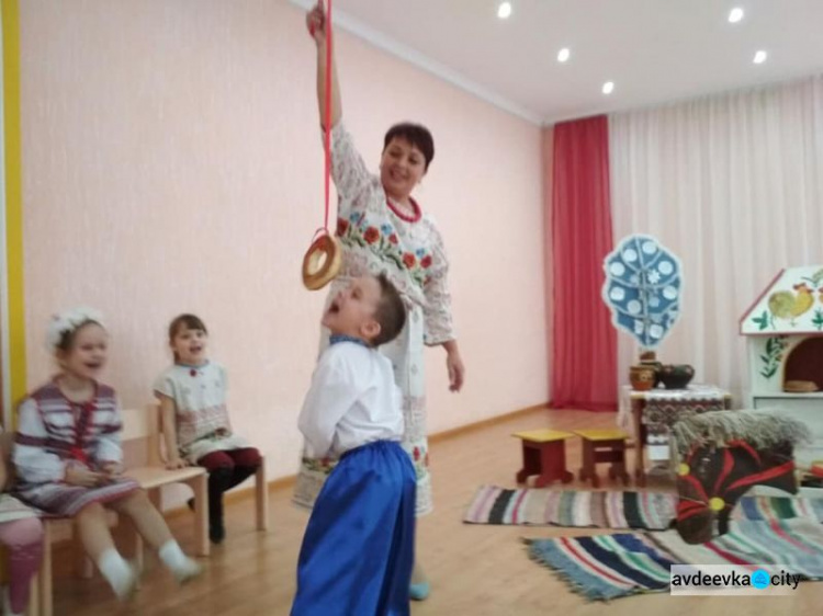 Дети весело отметили праздник Андрея Первозванного в Авдеевке (ФОТО)