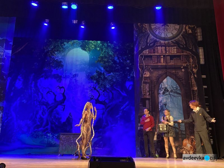Авдеевская детвора побывала на грандиозной премьере в ДКТиС «Гарри Поттер и затерянный лес» (ВИДЕО)
