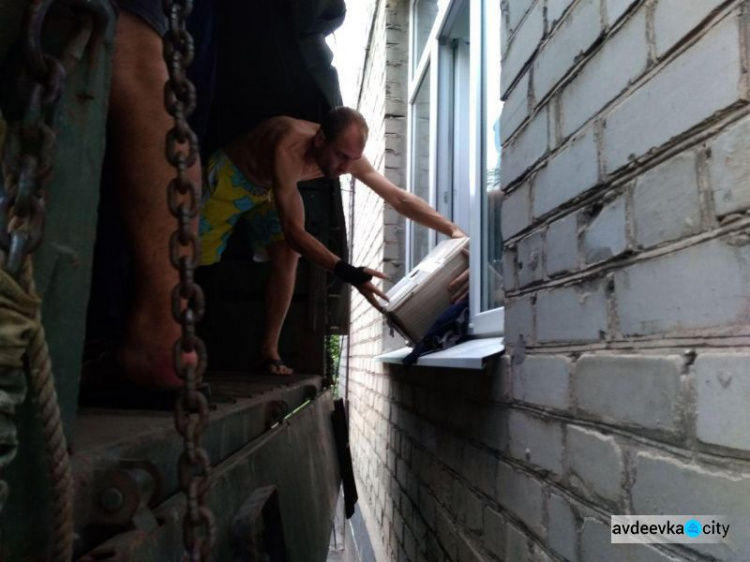 Рука помощи от Беларуси: авдеевская школа получила мебель (ФОТО)
