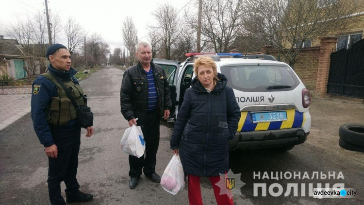 Мешканцям Очеретинської громади, травмованим внаслідок російського обстрілу, евакуюватися допомогає поліцейський
