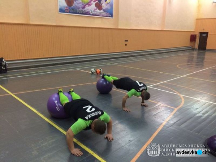 Авдеевские футболисты испытали новый спортинвентарь