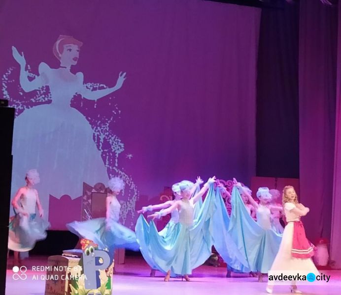 Благодаря конкурсу «Преобразим Авдеевку вместе!» в Авдеевке проводят шоу-программы с лазерными спецэффектами