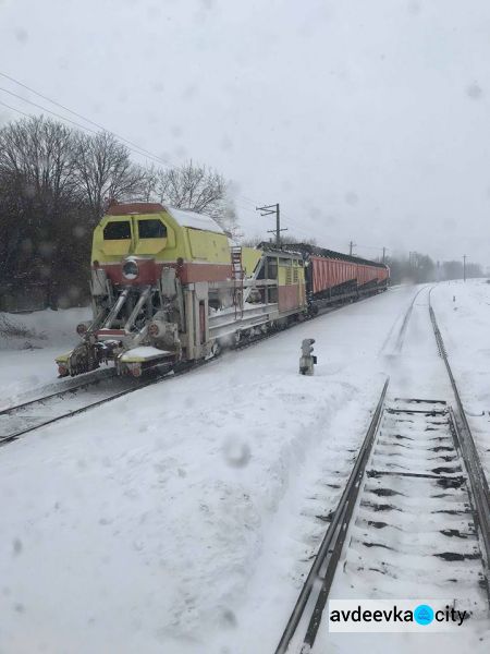 Железнодорожники Донбасса дают бой непогоде (ФОТО)