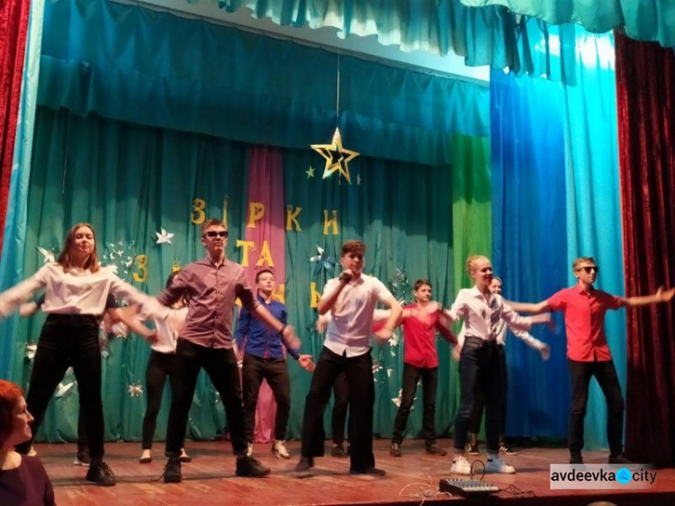 Яскраве талант-шоу влаштували учні авдіївської школи (ФОТО)