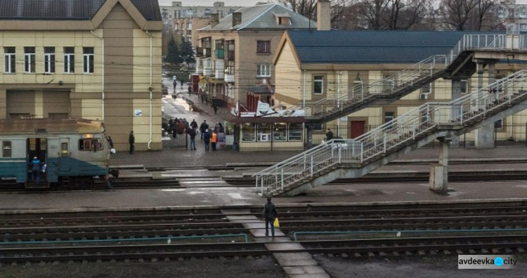 На вокзале в Покровске произошли взрывы: людей эвакуировали