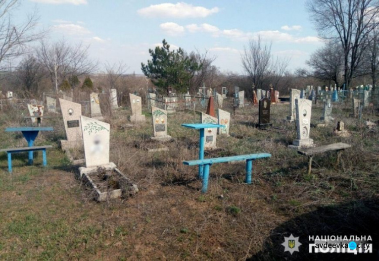 Полиция Авдеевки разбирается с подрывом на кладбище (ФОТО)