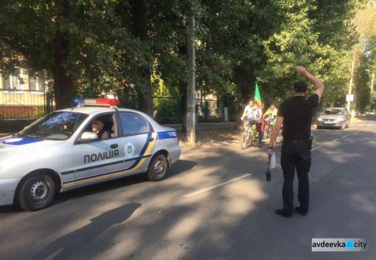 Полиция обеспечивает безопасность во время праздничных мероприятий в прифронтовой Авдеевке (ФОТО)