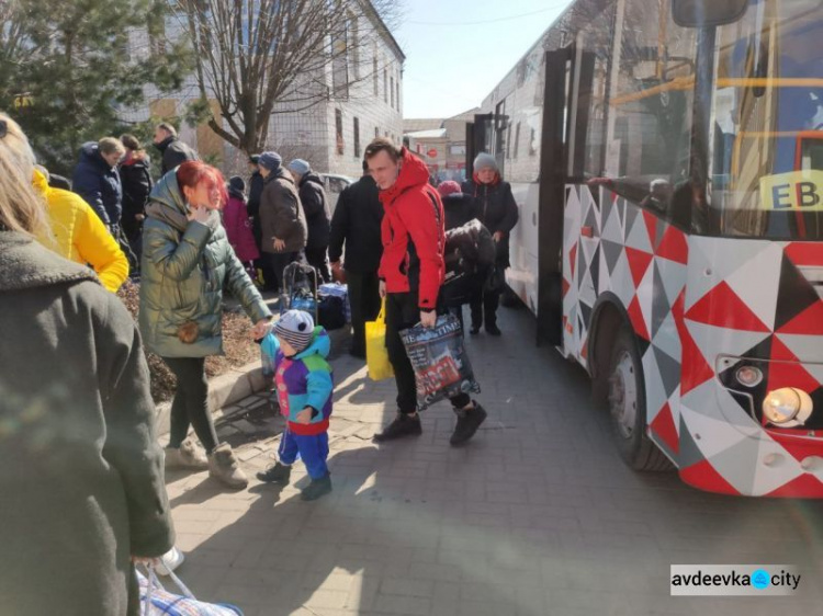 Евакуація людей з Авдіївки триває: графік та місця відправлення автобусів