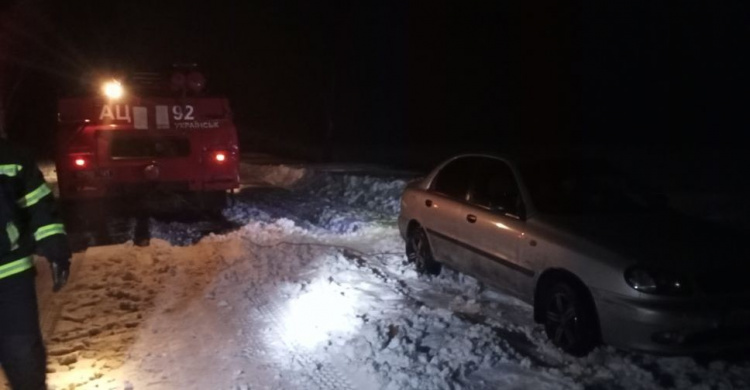 Рятувальники Донеччини декілька разів допомагали водіям, які застрягли у снігових заметах