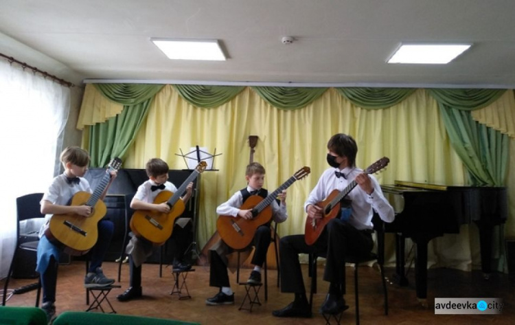 В Авдеевский "музыкалке" прошел отчетный концерт отдела народных инструментов