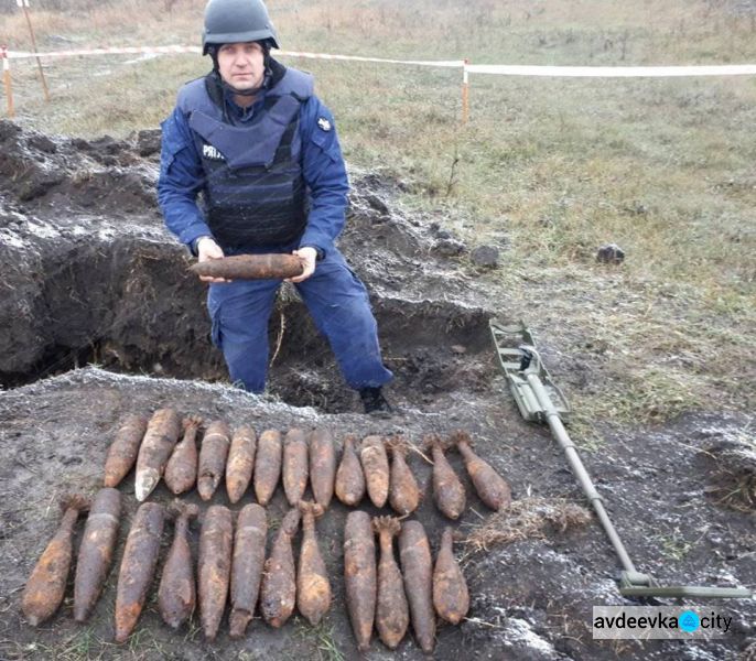 Пиротехники искали в Авдеевке мины, гранаты и артснаряды