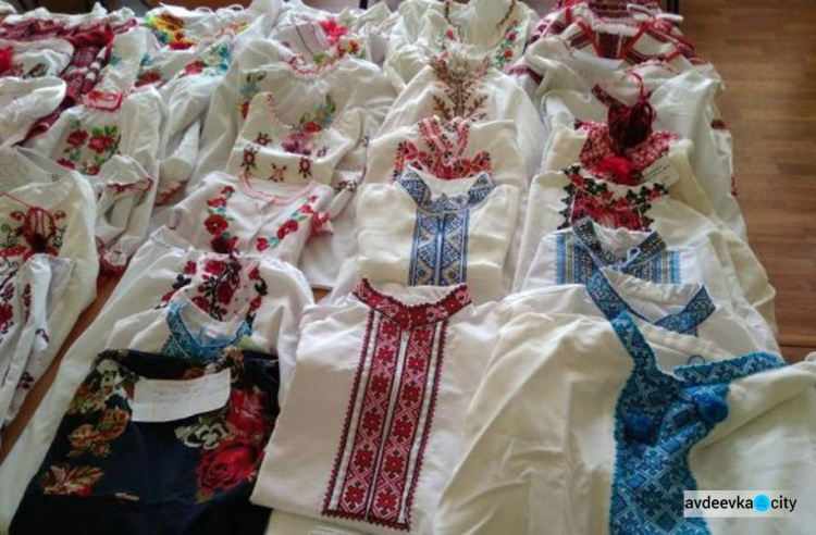 Школьники из Черкасской области передали 70 вышиванок своим ровесникам в Авдеевку