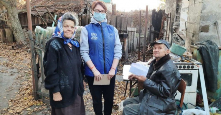 Сотрудники центра «Пролиска-Авдеевка» помогли семье переселенцев утеплить дом