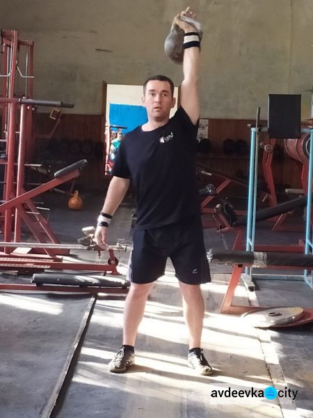 В Авдеевке играли мышцами: местные силачи соревновались в гиревом спорте и подтягивании (ФОТО)