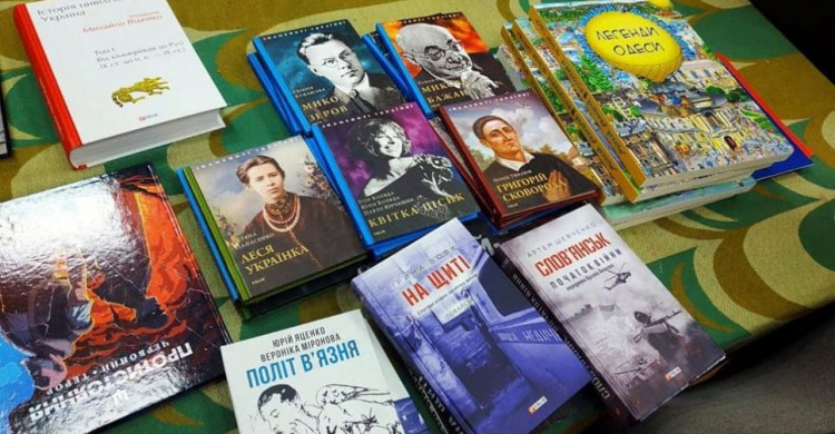 Украинские военнослужащие передали в школьные библиотеки художественную литературу