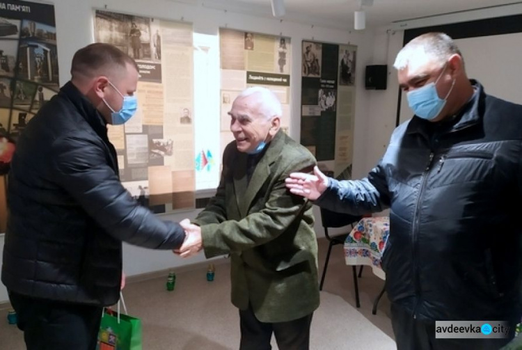 В Авдеевке первого редактора городской газеты Николая Стешенко поздравили с солидным юбилеем