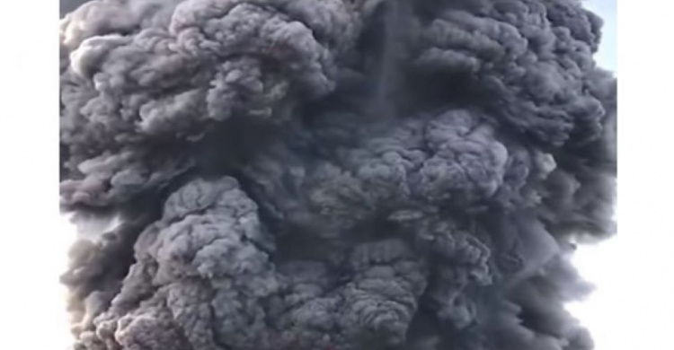 Извержение вулкана турист снял в опасной близости (ВИДЕО)
