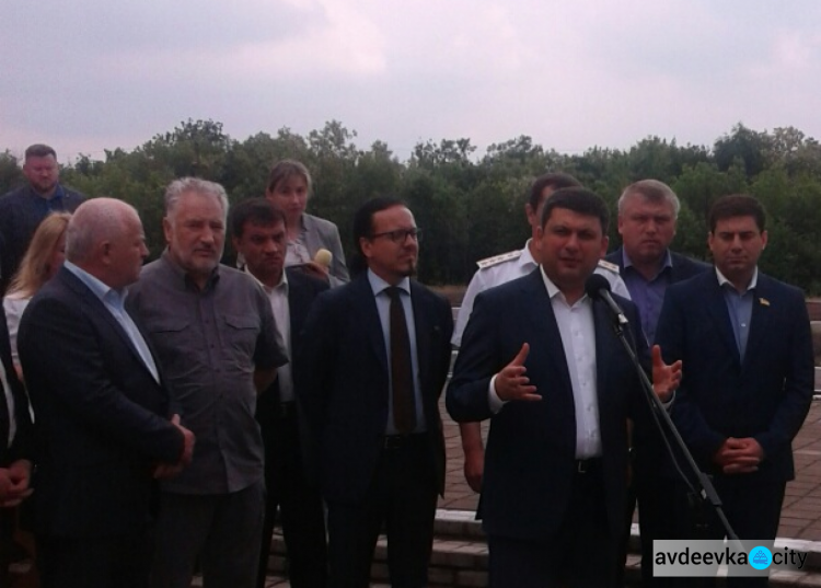 Премьер-министр Владимир Гройсман дал "зеленый свет" поездам в Донецкой области (ФОТО)