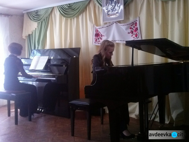 Авдеевские скрипачи и пианисты показали мастерство исполнения на отчетных концертах(ФОТО)
