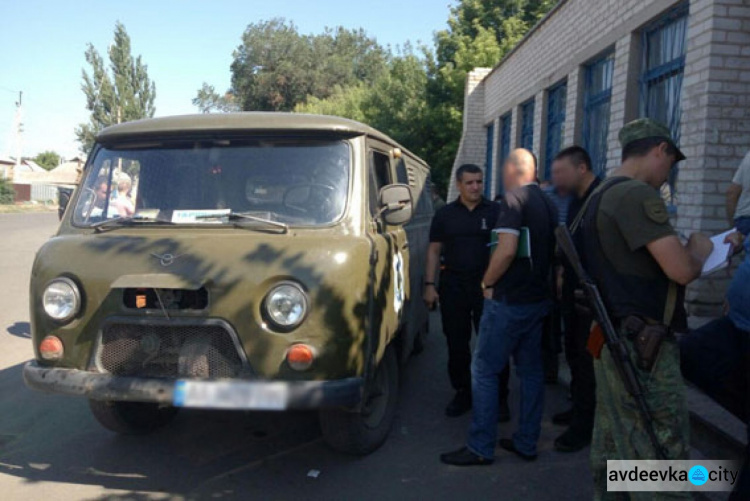 В Донецкой области двое вооруженных людей в масках напали на машину почтового предприятия
