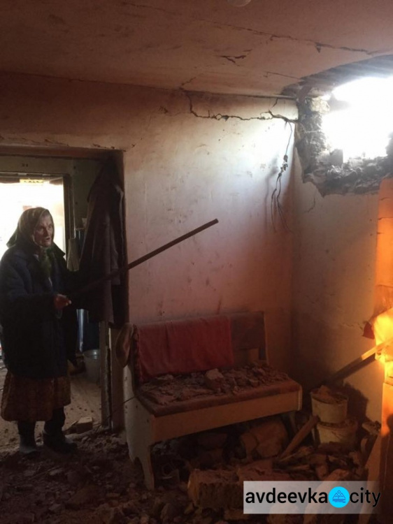 Авдеевка снова под обстрелом: поврежден дом