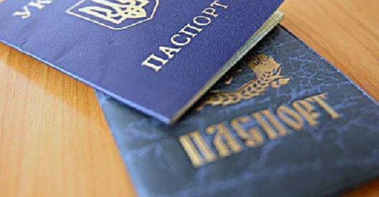 Гражданка Украины с потрепанным паспортом пересекла КПВВ "Марьинка" только с помощью  правозащитников