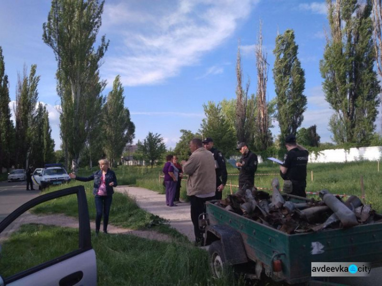 В Авдеевке скандал: местные активисты разобрали стелу памяти о погибших жителях (ФОТО)