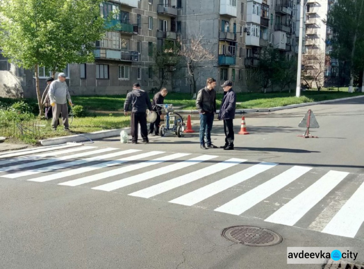 В Авдеевке опробовали новую машину для разметки дорог (ФОТОФАКТ)