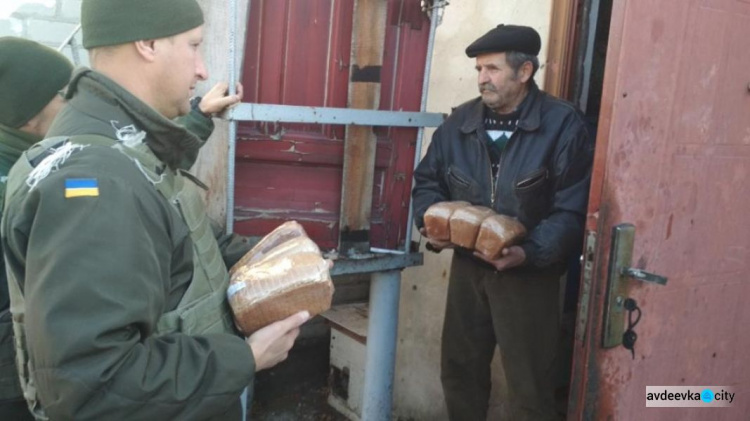 Авдеевские "симики" доставили мирным жителям  хлеб и теплые вещи, а военным – маскировочную сетку
