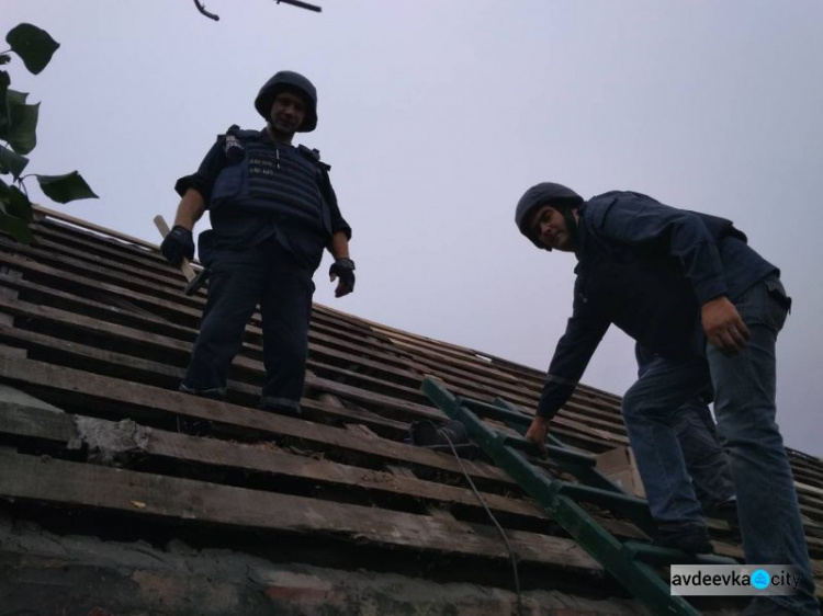 Бойцы ГСЧС восстанавливают дома на двух улицах в прифронтовой Авдеевке (ФОТО)
