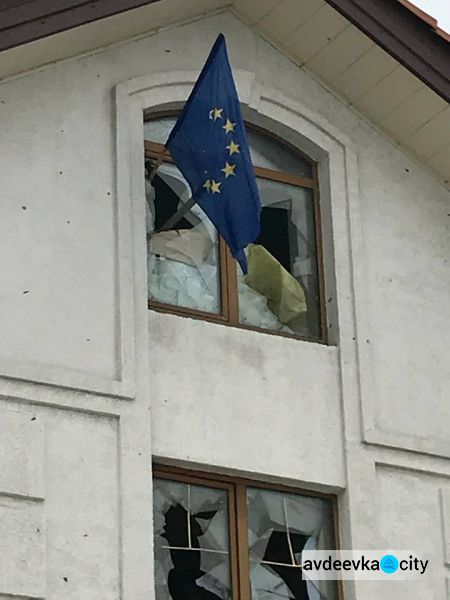 Рядом с авдеевским домом, откуда флаг ЕС прибыл в Мюнхен, еще есть остатки блиндажей противника