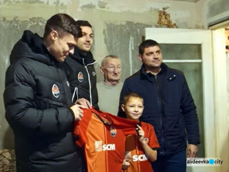 Игроки "Шахтера" побывали в гостях у юного футболиста из Авдеевки