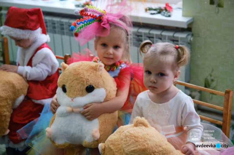 ДонОГА приобрела более 17 тысяч новогодних подарков для детей, проживающих на линии разграничения